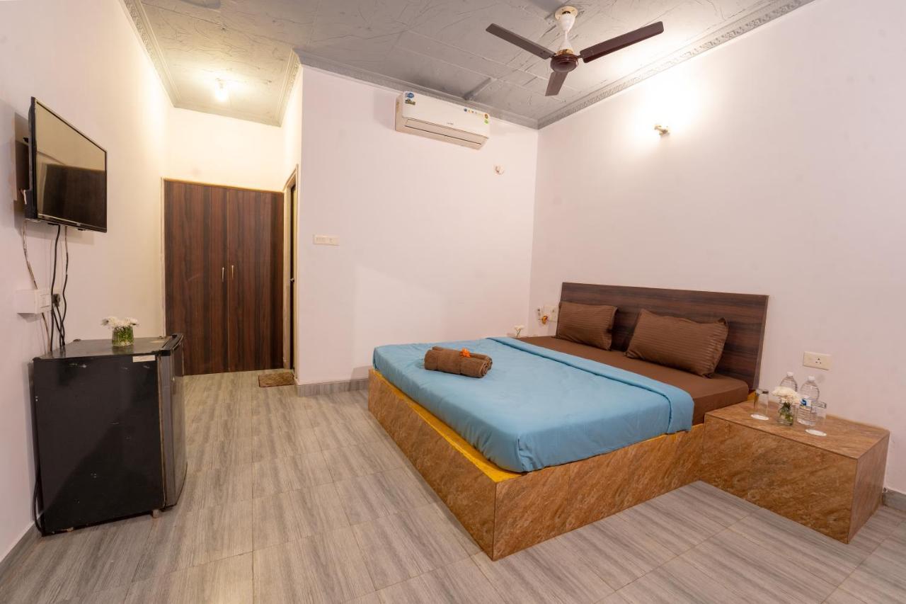 Pappi Chulo Morjim Hotel Exterior foto