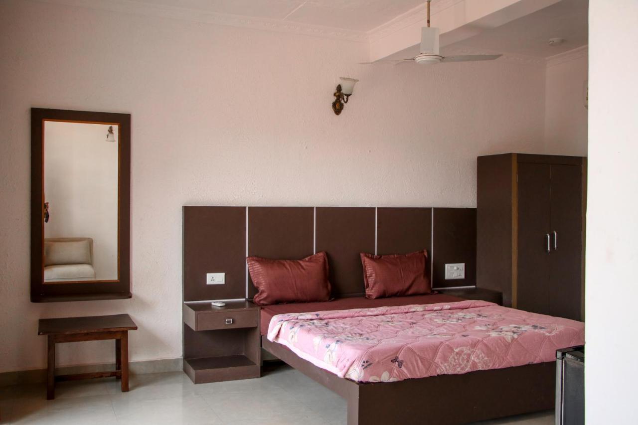 Pappi Chulo Morjim Hotel Exterior foto